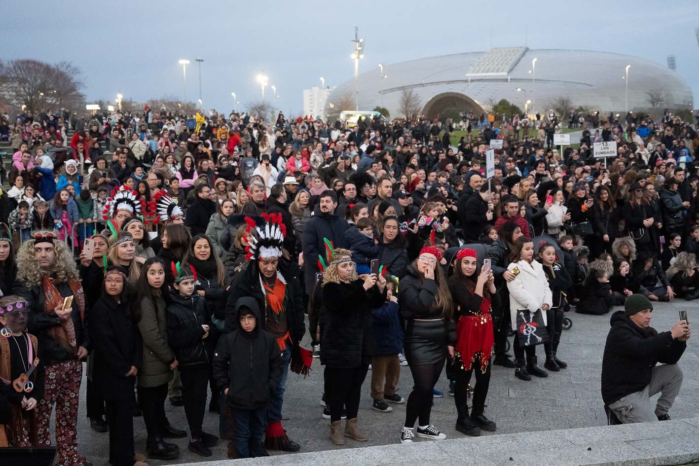 Cientos de personas se congregaron en el Parque de las Llamas para ver el entierro.