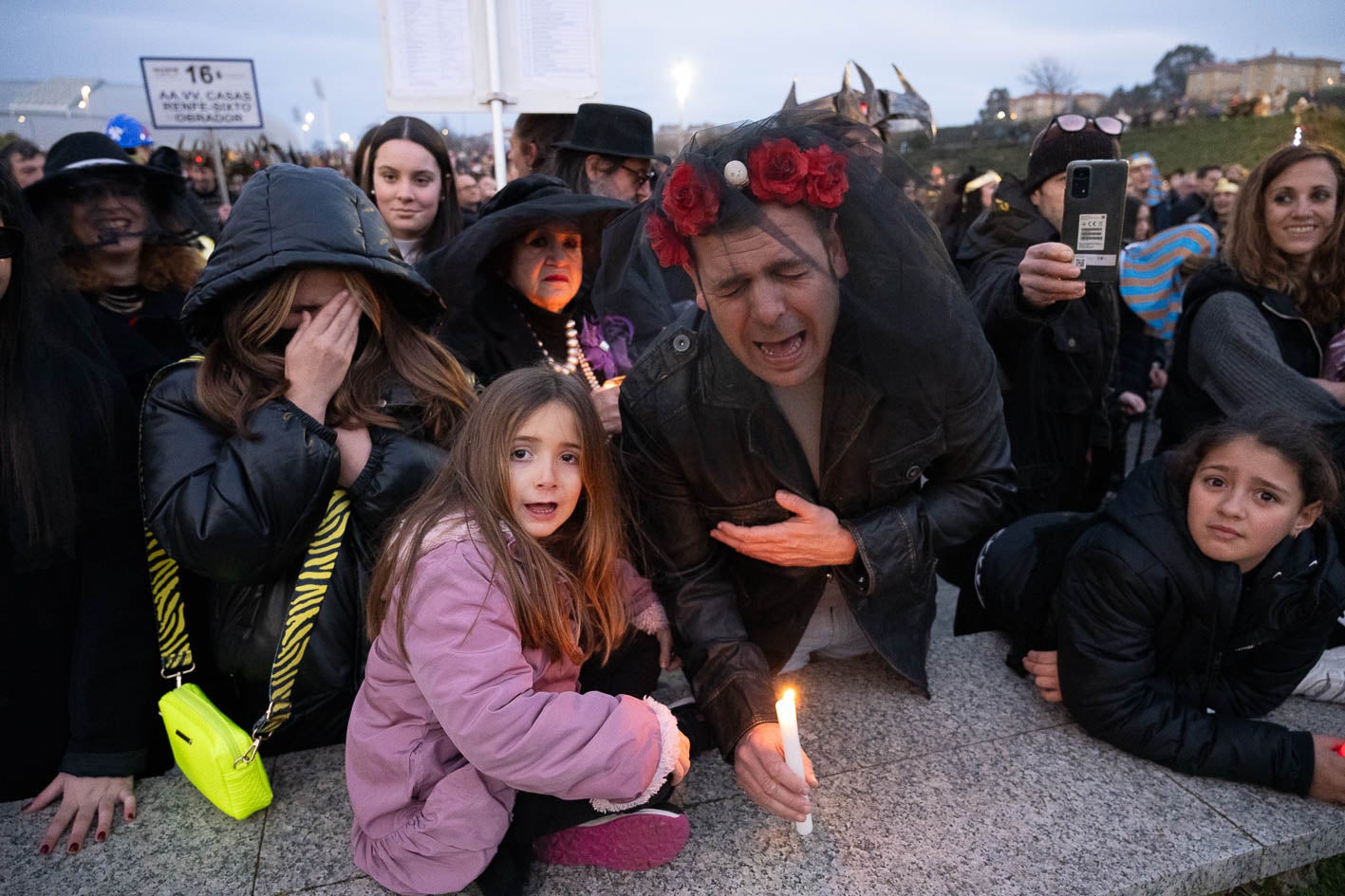 Algunos llevaron hasta velas para rendir homenaje al pez.