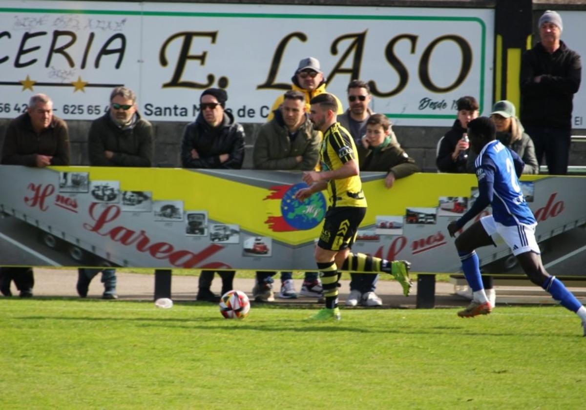 Montiel lleva el balón en el partido ante el Oviedo Vetusta.