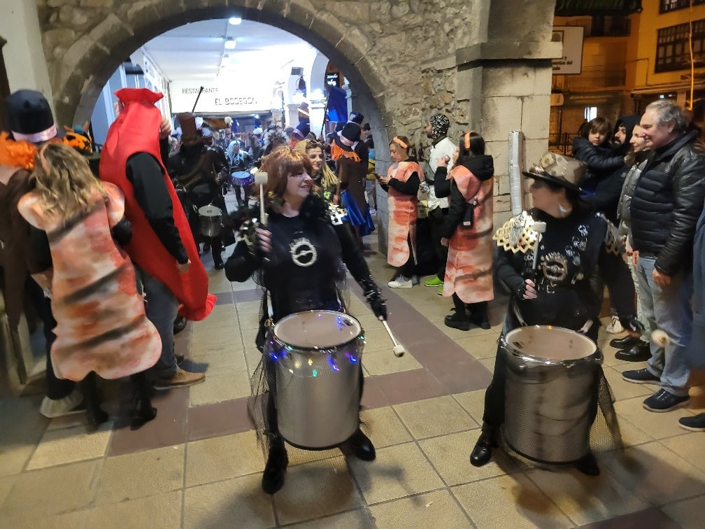 «La Bataca Maraca» fueron uno de los grupos que más animaron el carnaval barquereño con sus sonidos, coreografía y trajes.