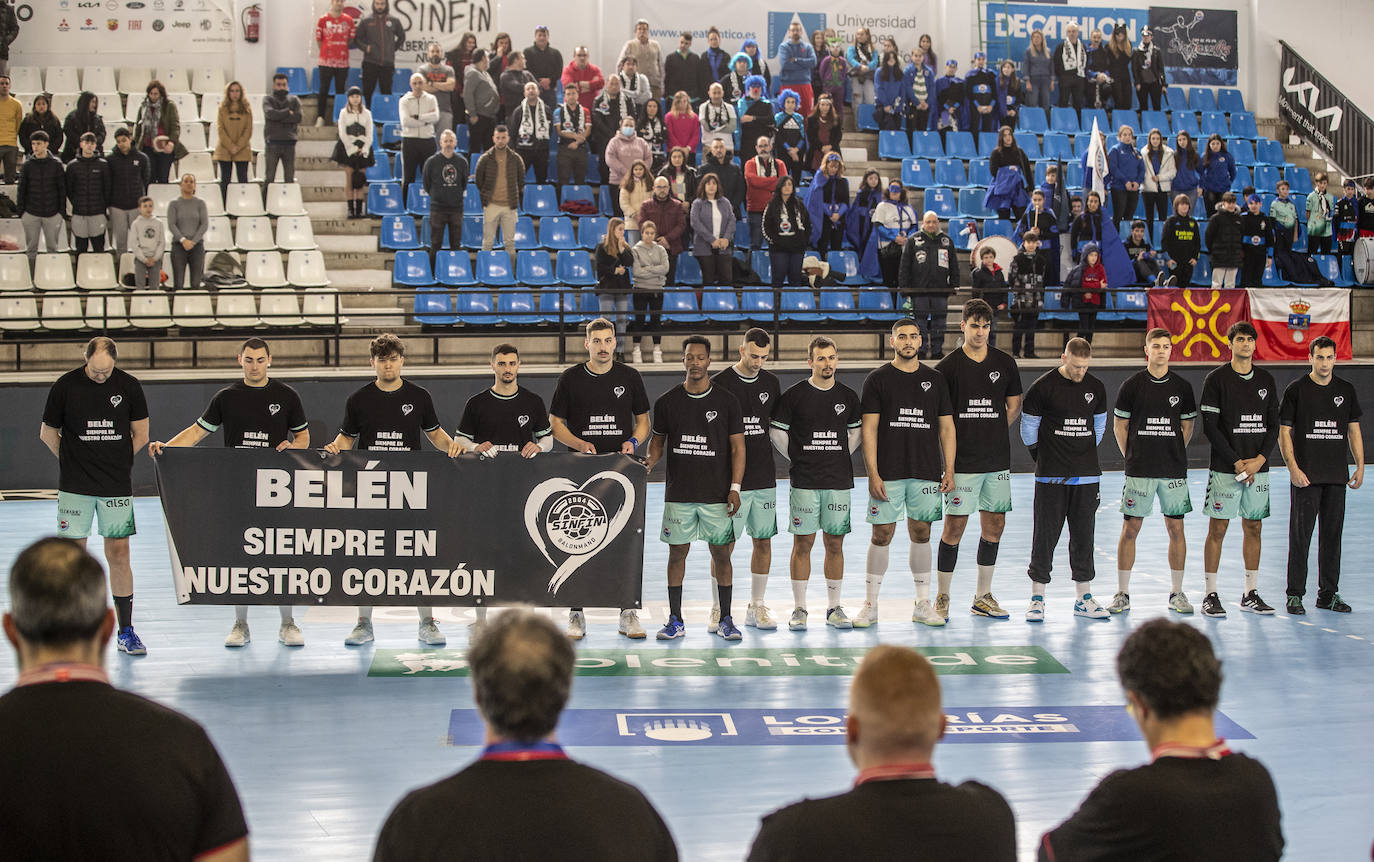 Los jugadores del Sinfín rindieron homenaje, antes del partido, a Belén, mujer del presidente del Sinfín, Servando Revuelta, y madre del presidente de Asobal, Servando Revuelta Ortiz. 