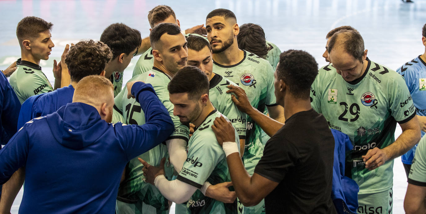 Los jugadores del Sinfín, en el banquillo. 