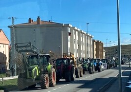 El grupo de tractores llega a Matamorosa desde la gasolinera de La Vega.