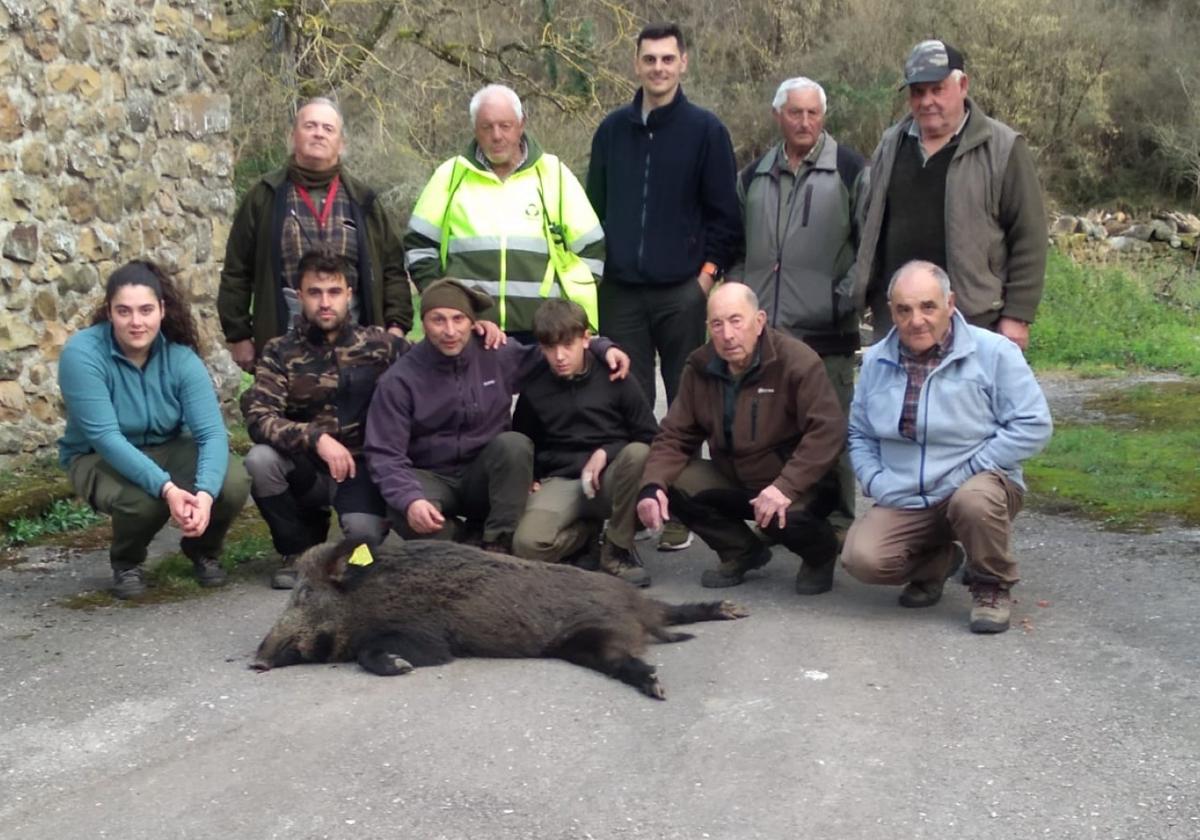 Miembros de la cuadrilla 90, de Pedro Fernández, con el jabalí que abatieron en el lote de El Tornillo.