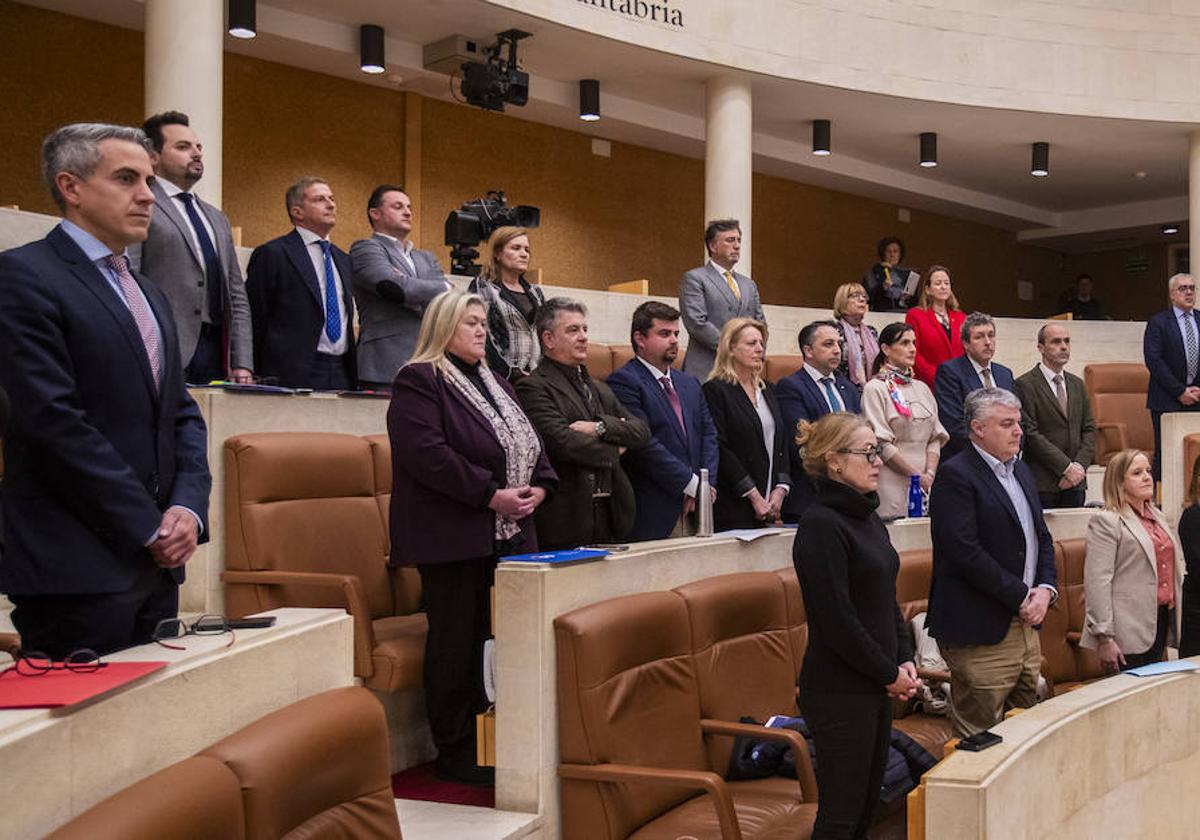 Minuto de silencio por el Isaac Aja Muela, primer alcalde democrático de San Vicente de la Barquera, fallecido la pasada semana