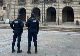 Una pareja de Policías Locales pasean por la plaza del Ayuntamiento.