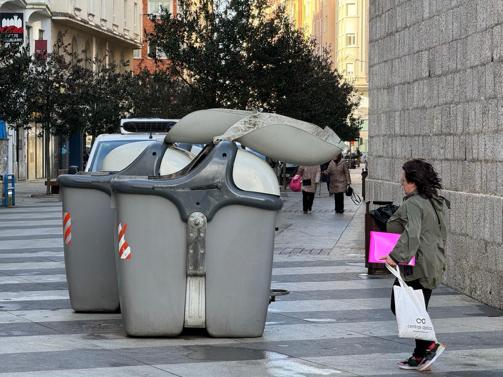 Contenedores arrastrados por el viento en la calle Cádiz, en Santander.