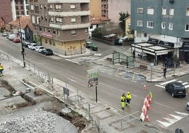 Corte de un tramo céntrico de la Avenida Cantabria de Los Corrales.