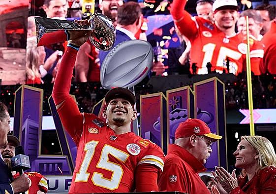 Patrick Mahomes, quarterback de los Chiefs, celebra el título conseguido en la Super Bowl.