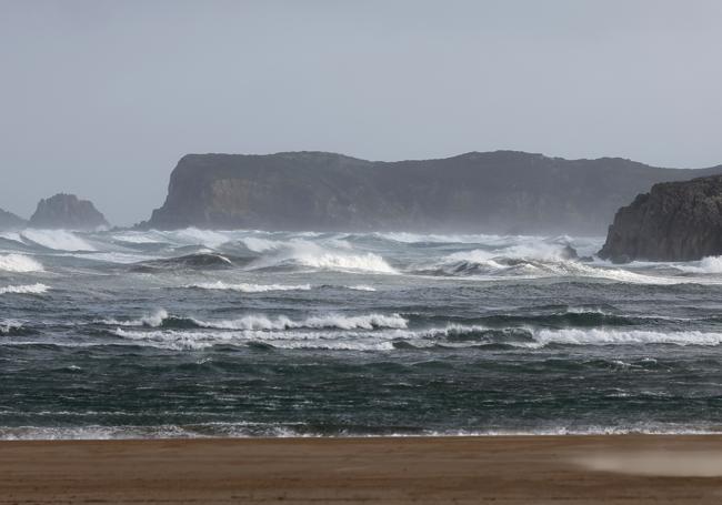 Fuerte oleaje este lunes en la zona de Suances.