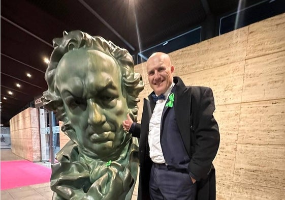 Rodolfo Montero, con el lazo verde que le puso también a la figura del Premio Goya.