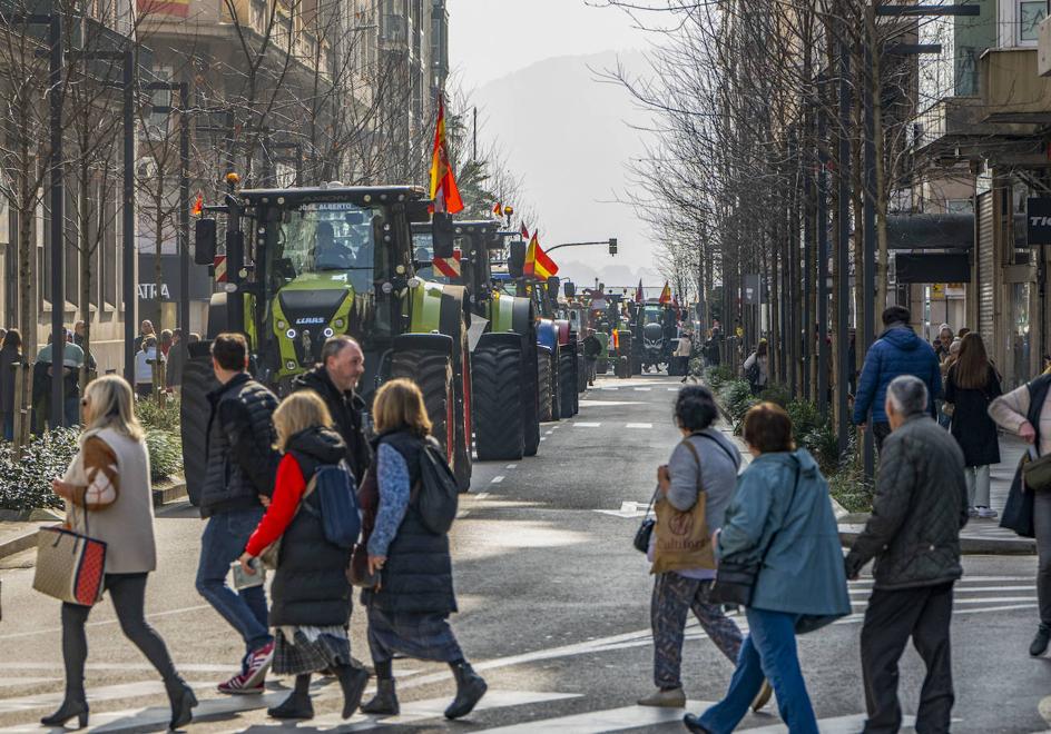 La columna de tractores enfila la calle Isabel II camino del centro de Santander.