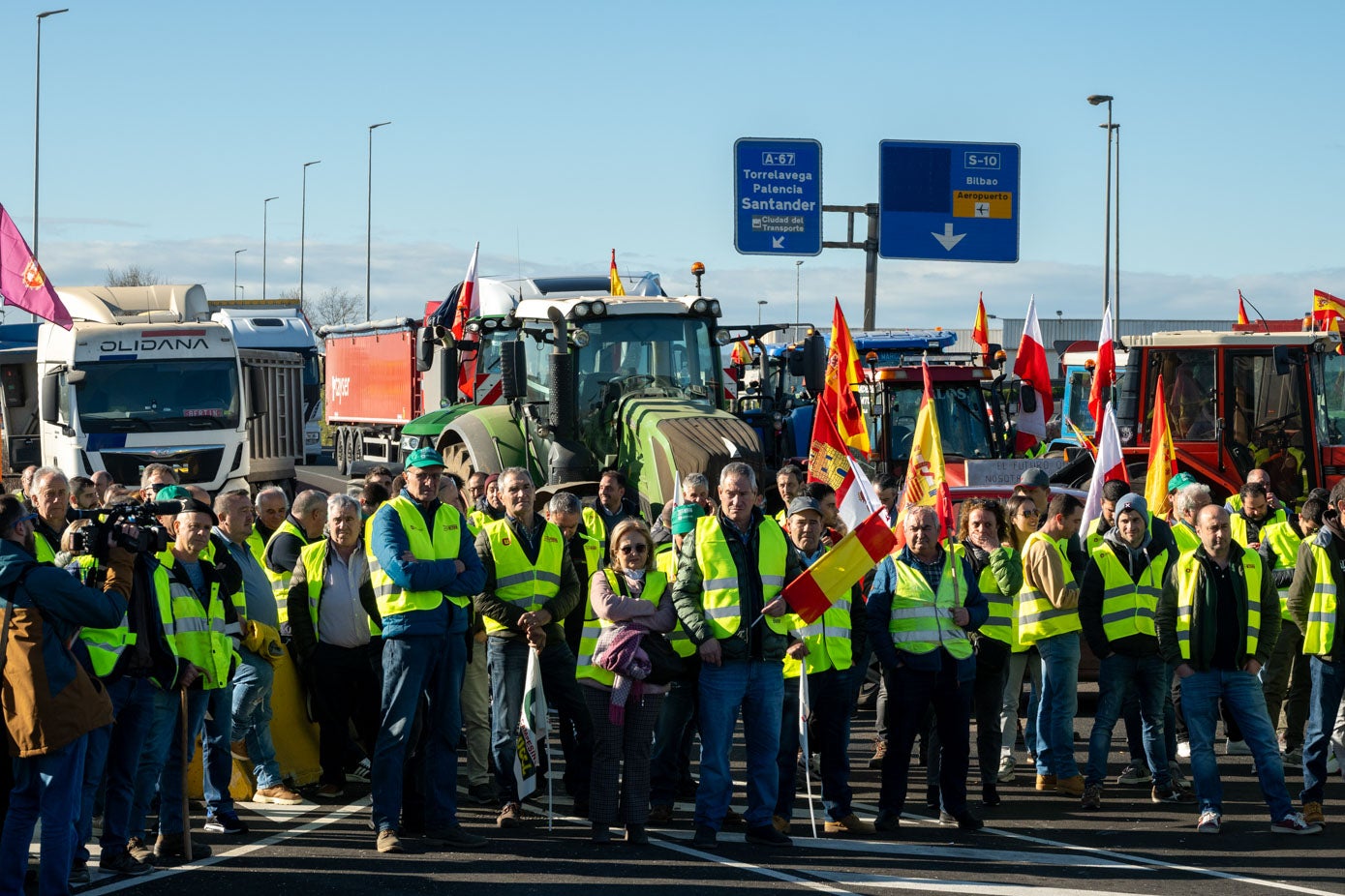 Los manifestantes cortaron la entrada principal al Puerto de Santander.