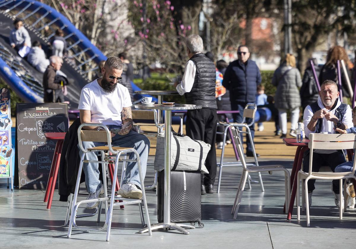 Clientes este martes en una terraza de Santander, donde se rondaron los 20 grados.