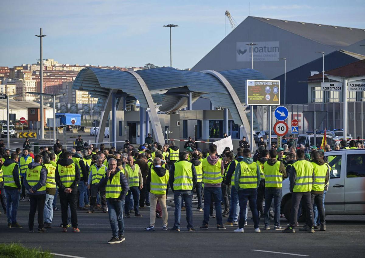 Imagen secundaria 1 - Los agricultores bloquean el Puerto de Santander para pedir «las mismas reglas para todos»