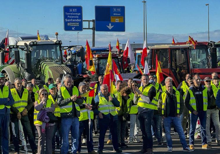 Los agricultores junto con sus tractores al final de la movilización, que ha empezado a disolverse pasadas las once de la mañana, tras hora y media.