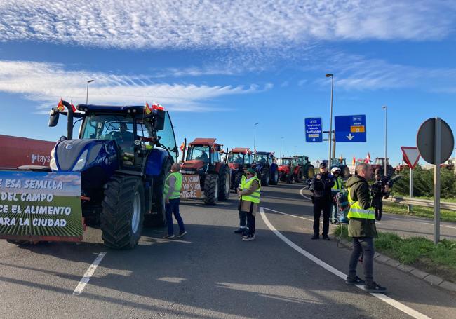 Fila de tractores en el momento el que llegaban hasta el Puerto de Santander.