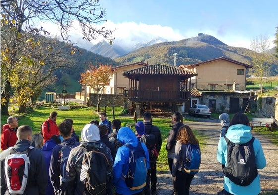 Visita guiada con un grupo de jóvenes en el municipio de Vega de Liébana