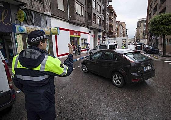 Un agente del cuerpo de Policía Local de Camargo prestando servicio en el municipio.