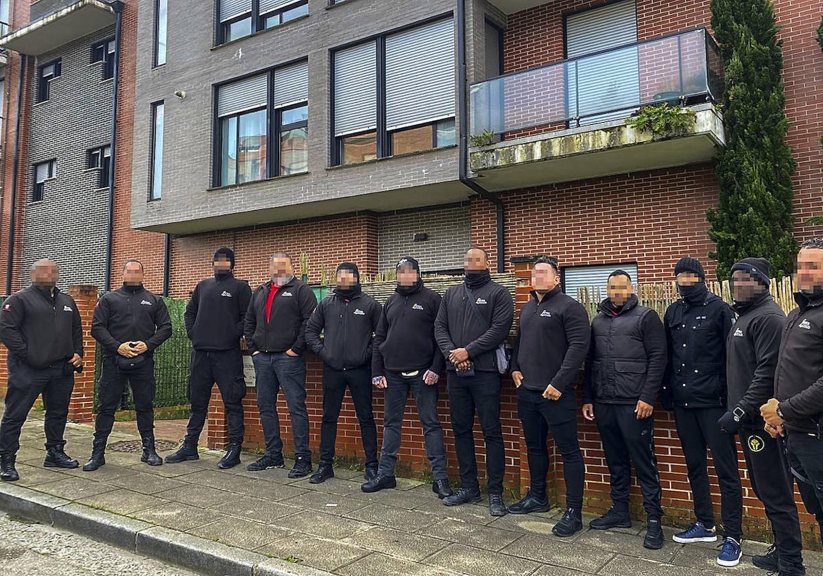 Miiembros de la empresa 'antiokupas' frente a los pisos de Ramales.