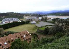 Terrenos en San Vicente de la Barquera, junto a la ermita de la patrona del municipio, donde se construirán 100 viviendas tras derribar los hoteles Miramar.