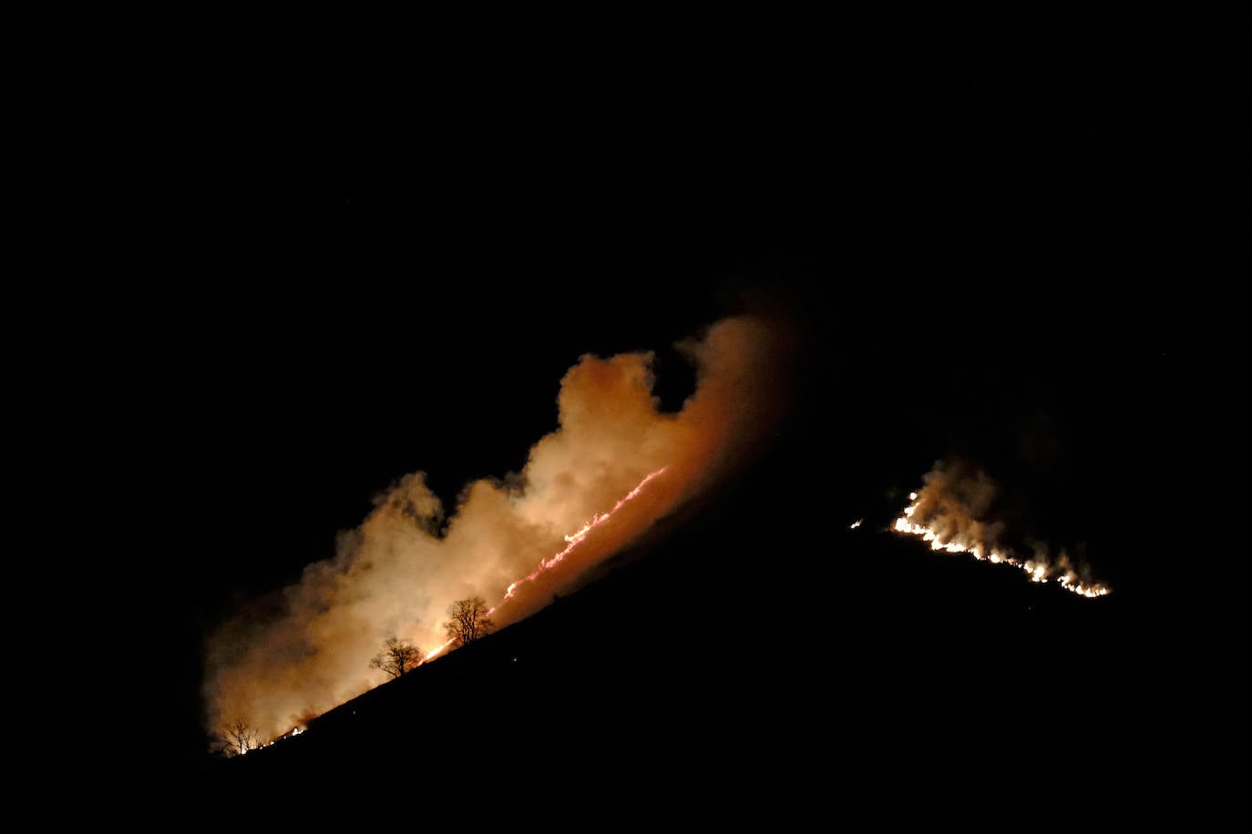 Imagen secundaria 1 - Imágenes del incendio activo en monte Arado (Ruente), anoche.