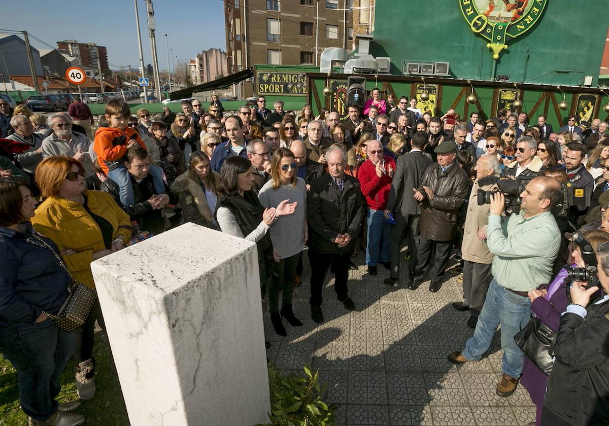 La alcaldesa Gema Igual; Silvia Gómez Ríos, hija de las víctimas Julia y Eutimio; y Pedro Terán Ricondo, primo de la víctima Antonio Ricondo, durante el acto celebrado en el 25 aniversario junto al monolito en recuerdo de las víctimas en La Albericia.