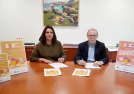 La alcaldesa, Carmen Pérez, junto al vicepresidente de la Cámara de Comercio, Miguel Ángel Cuerno, durante la firma del acuerdo.