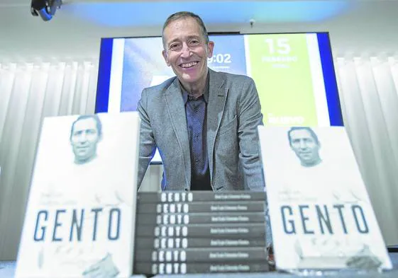 José Luis Llorente, junto a la biografía de su tío, Paco Gento.