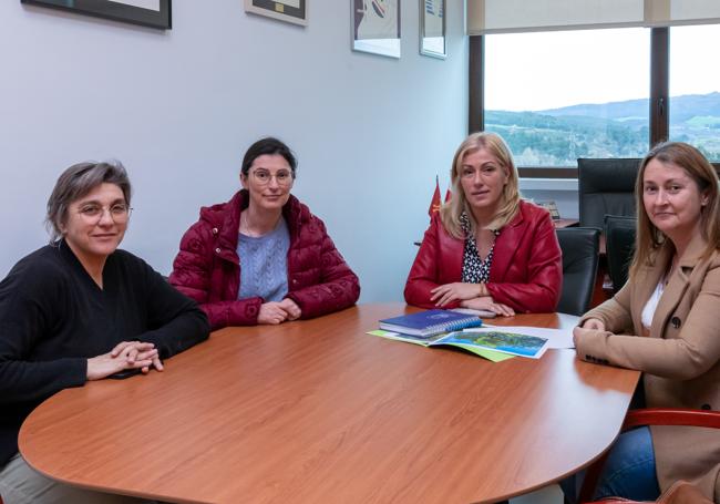 La alcaldesa de Polanco y la concejala de Cultura presentan el proyecto de festival de canción montañesa a las hijas de Julián Revuelta