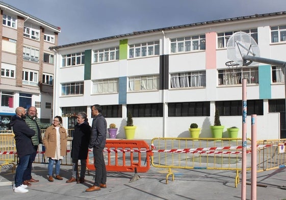 El equipo de gobierno de Reinosa junto al cerco de obra en los exteriores del Casimiro Sainz.