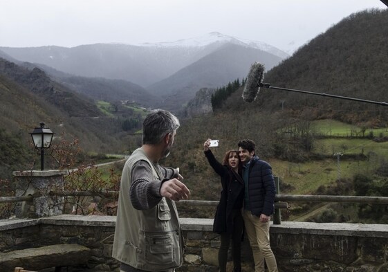 Manolo Munguía dando instrucciones a Anna Bertrán y Víctor Gómez, en su anterior película rodada en la Casa de las Arcas, en Vada.