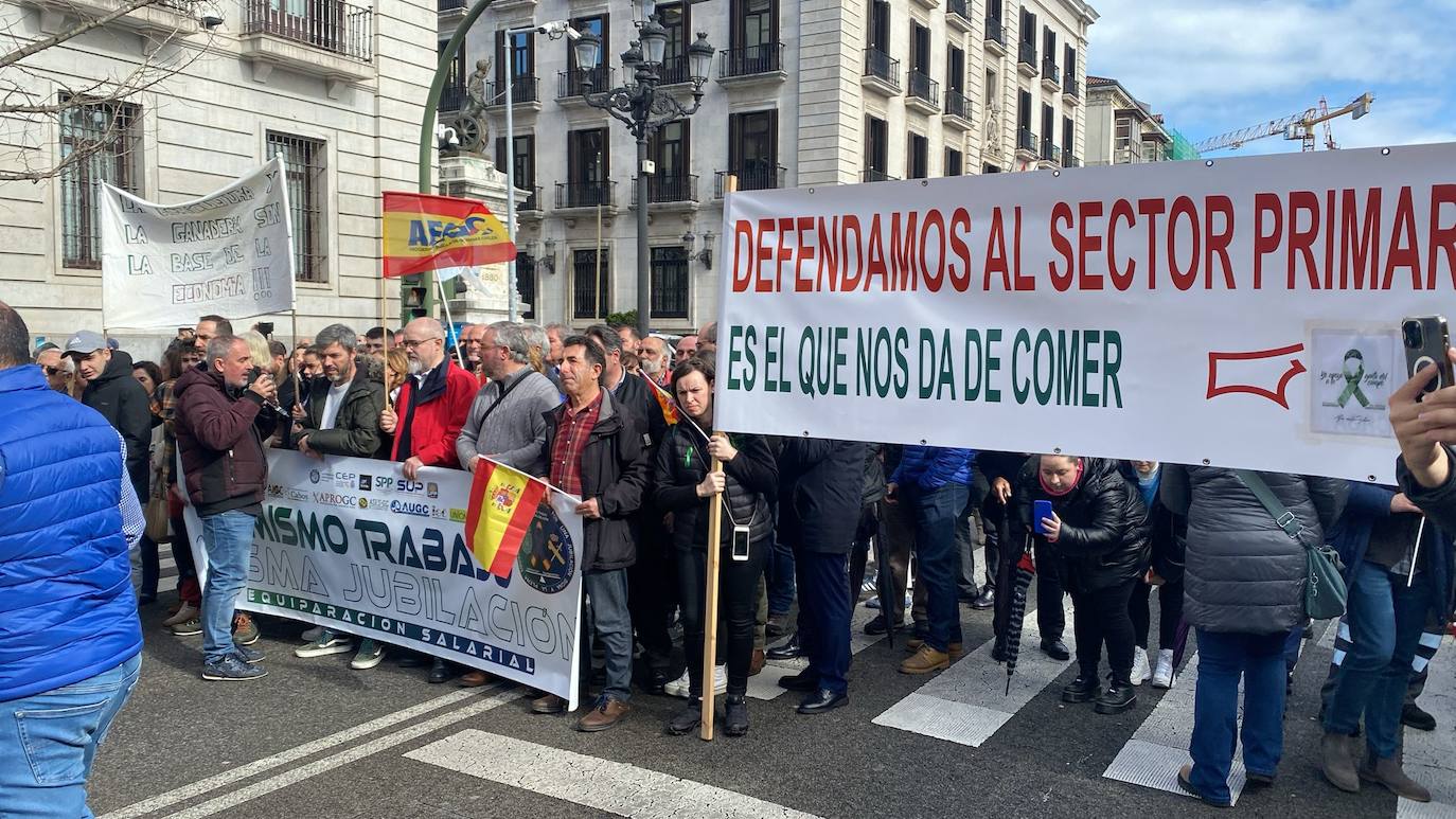 La tractorada a su llegada a la Delegación del Gobierno donde estaban concentrados miembros de la Plataforma por la jubilación digna y la equiparación salarial de policías y guardias civiles.