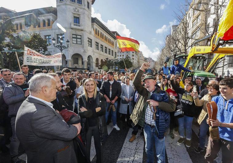 Los manifestantes se dirigen a Joaquín Gómez, Jorge Gutiérrez y Noelia Cobo