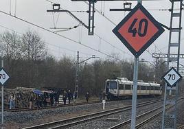 Pasajeros del tren averiado a la altura de Mogro andando por la zona de vías.