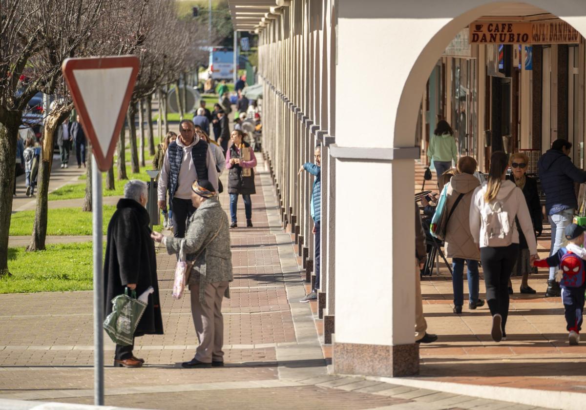 La calle Los Ciruelos es la arteria principal de El Alisal y acumula mucho comercio local.