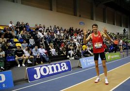 Adel Mechaal celebra su título en los 3.000 metros en el Campeonato de España en Orense.