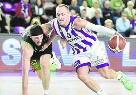 Devin Schmidt, del Valladolid, lleva el balón ante Littleson, del Alega.