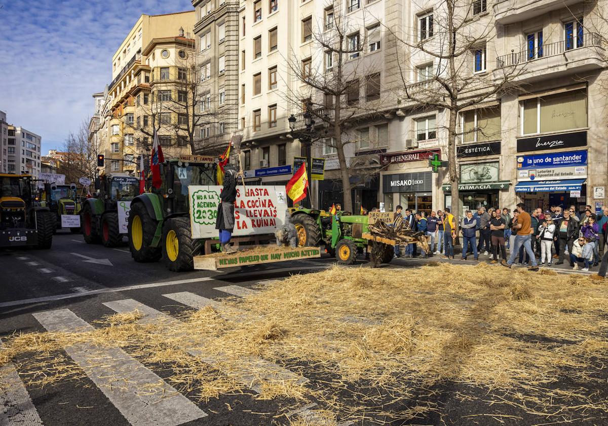 Los ganaderos volvieron a cortar ayer la calle Calvo Sotelo de Santander con sus tractores, poco antes de abandonar la capital cántabra pasado el mediodía.