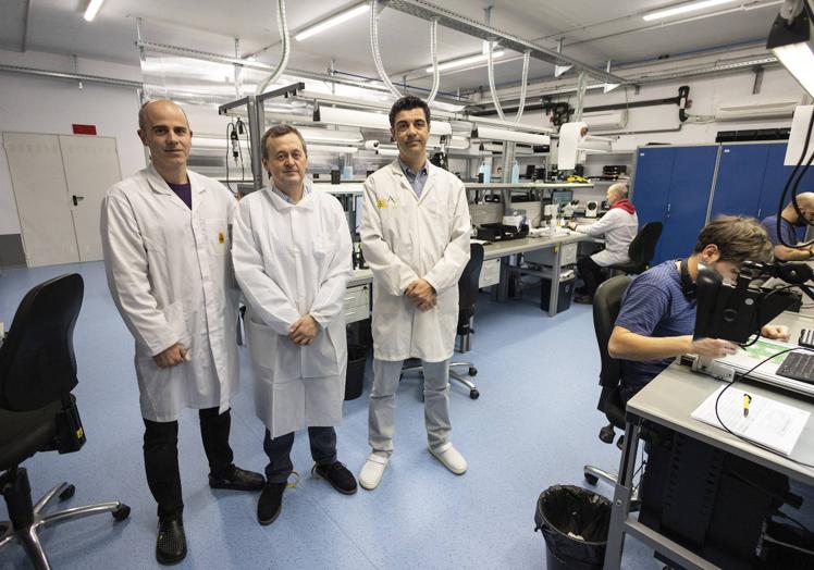 David Presmanes, Tomás Fernández y Manuel Lobeira, en la zona de montaje de la empresa Acorde Technologies