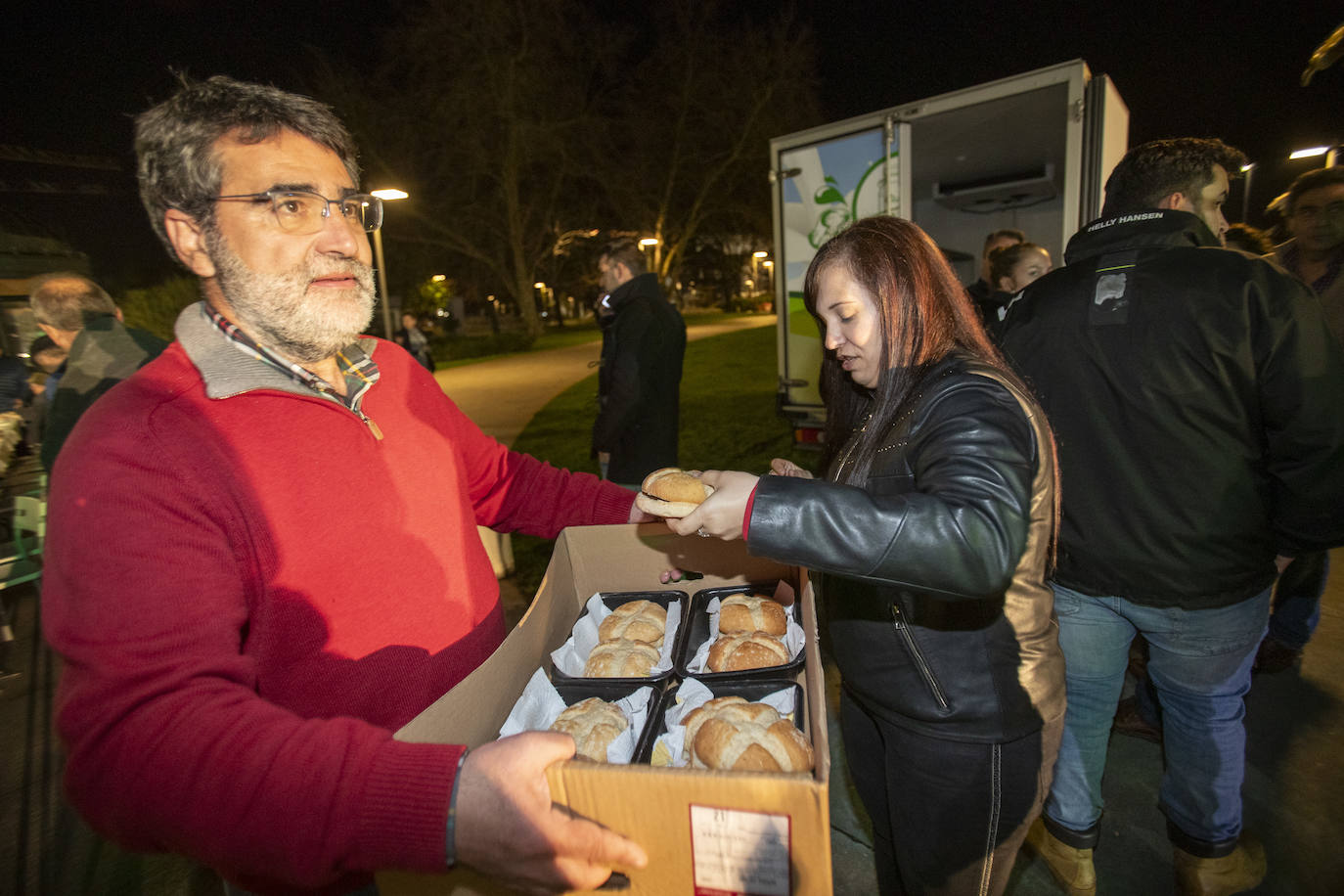 Raúl Guillarón, secretario general de Asaja y Cristina García reparten hamburguesas de carne cántabra con denominación de origen entre los acampados. 