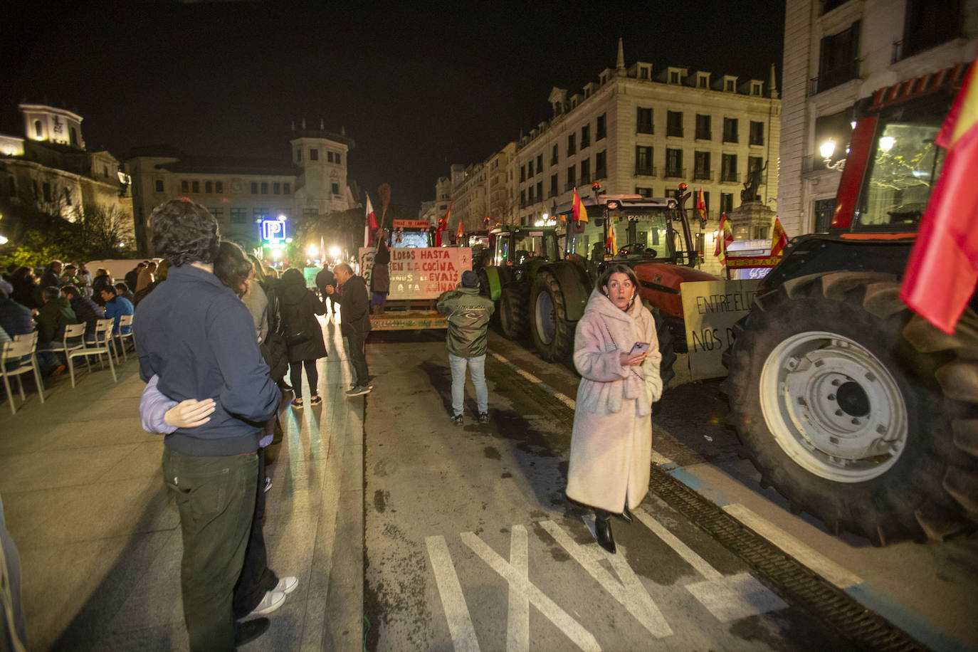 Los tractores han pasado la noche frente a la Delegación de Gobierno, Muchas personas que volvían a sus casas se detuvieron para hacerse fotos o interesarse por las reivindicaciones del sector.