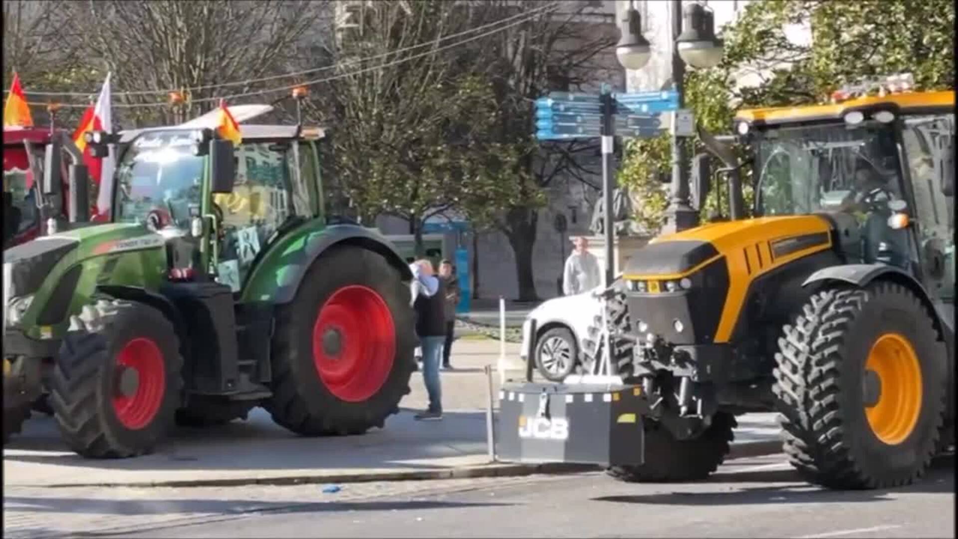 Tractores, bocinas y campanos vuelven al centro de Santander