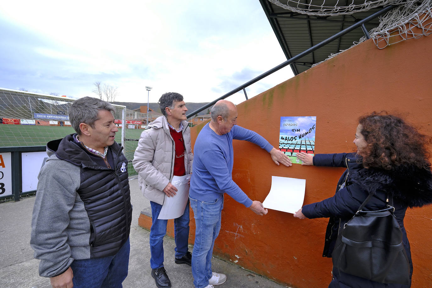 El alcalde, Óscar López, el doctor Alfonso Ortíz, el directivo del Textil Escudo Fernando Rábago y la doctora Charo Villota.