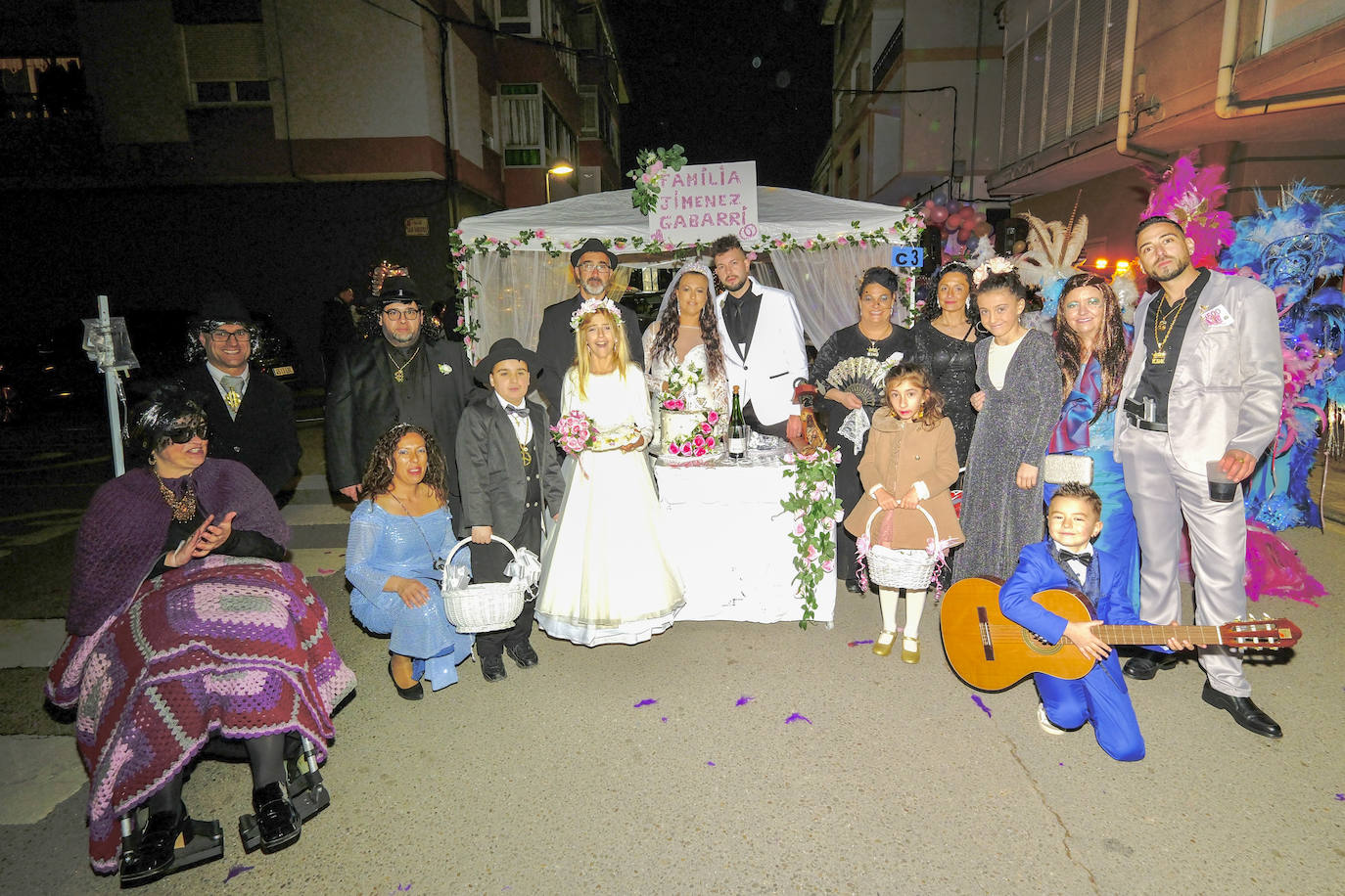 Una familia disfrazada de boda gitana