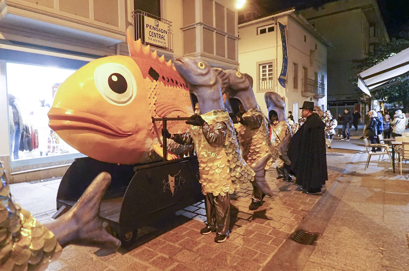 Fueron, un año más, los integrantes de la peña Los Rayitos los que pusieron voz y movimiento a estos originales animales marinos, que escoltaron al reo durante toda la jornada.