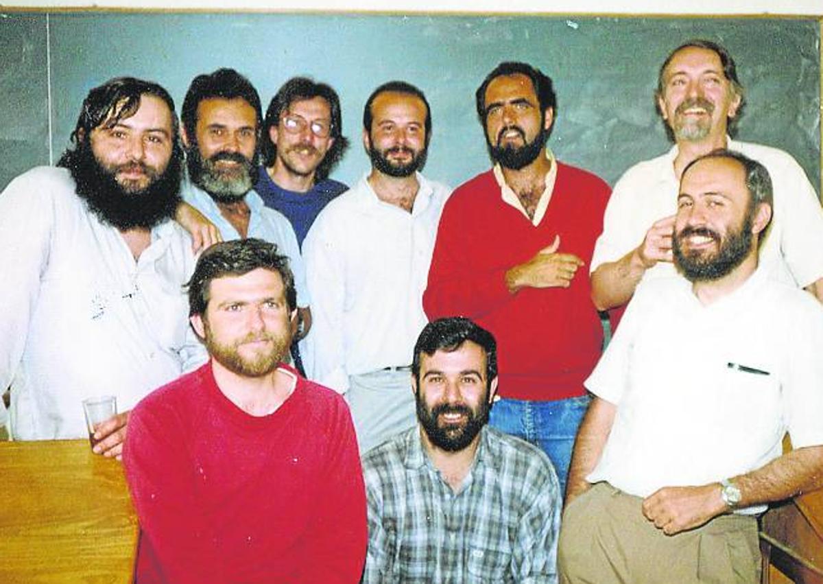 Imagen secundaria 1 - Arriba, con un grupo de compañeros colocando un jalón de nieve en las faldas del Naranjo de Bulnes. A la izquierda, junto a sus compañeros de promoción en 1986 (abajo, de cuadros). Y, a la derecha, en el año 1983, como observador del antiguo meteorológico.