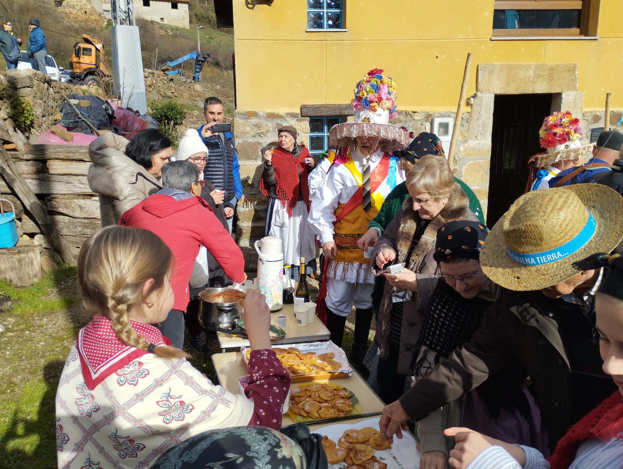 A lo largo del recorrido los zamarrones repusieron fuerzas con los productos que les ofrecían los vecinos de todos los pueblos