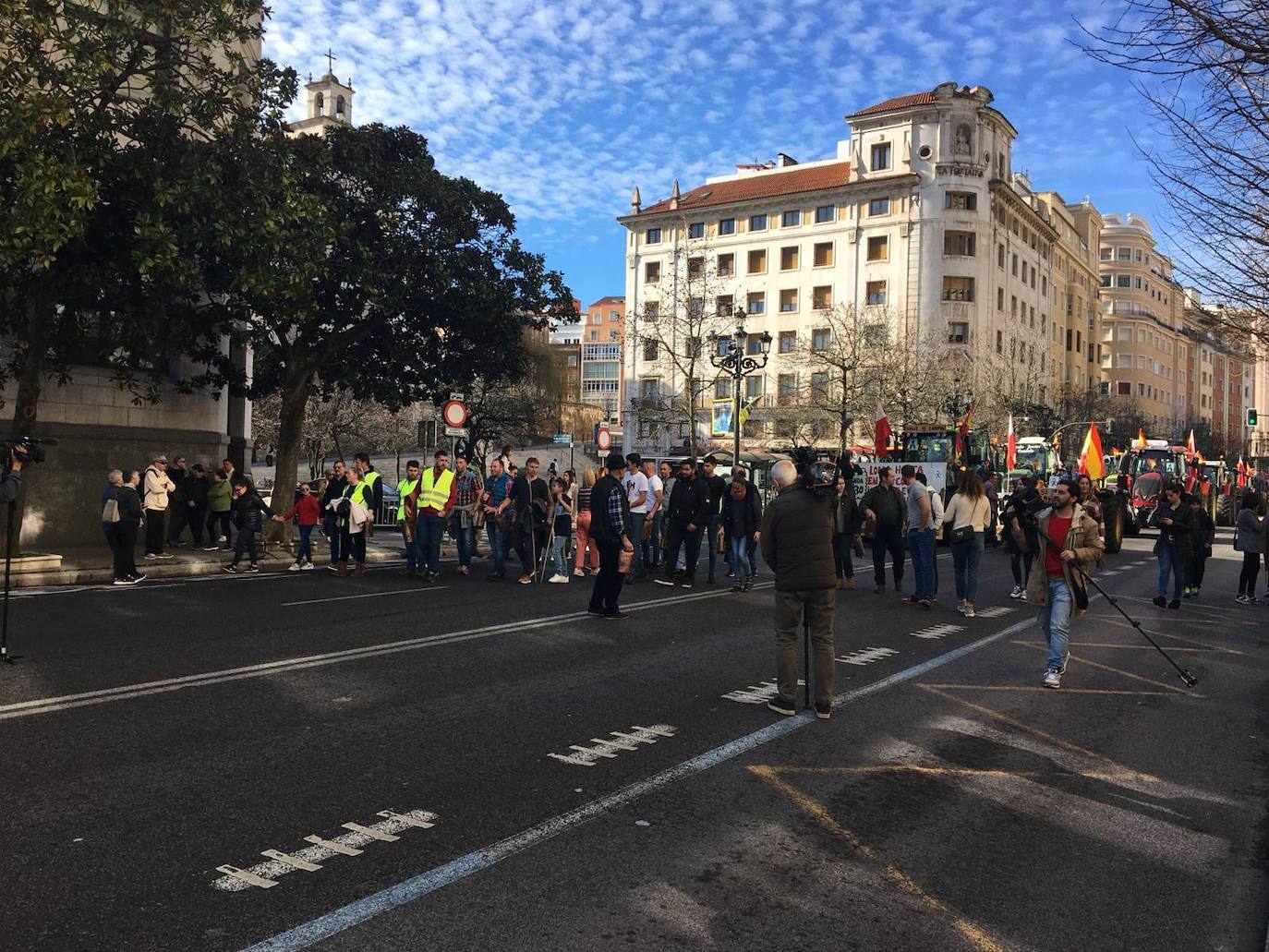 Por la mañana, los tractores volvieron a cortar la calle Calvo Sotelo. 