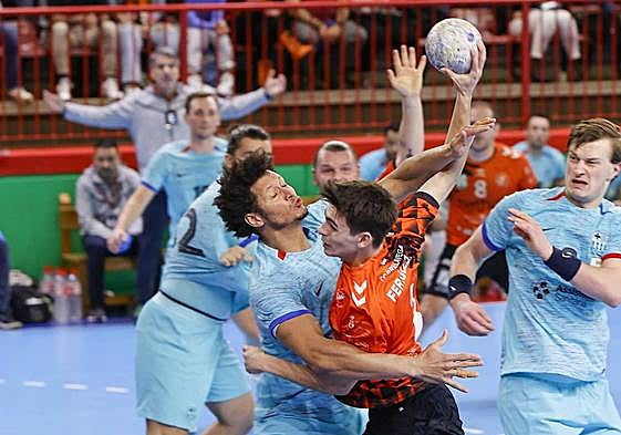 Fernando González intenta el lanzamiento hacia la portería culé ante la oposición de Thiagus Petrus